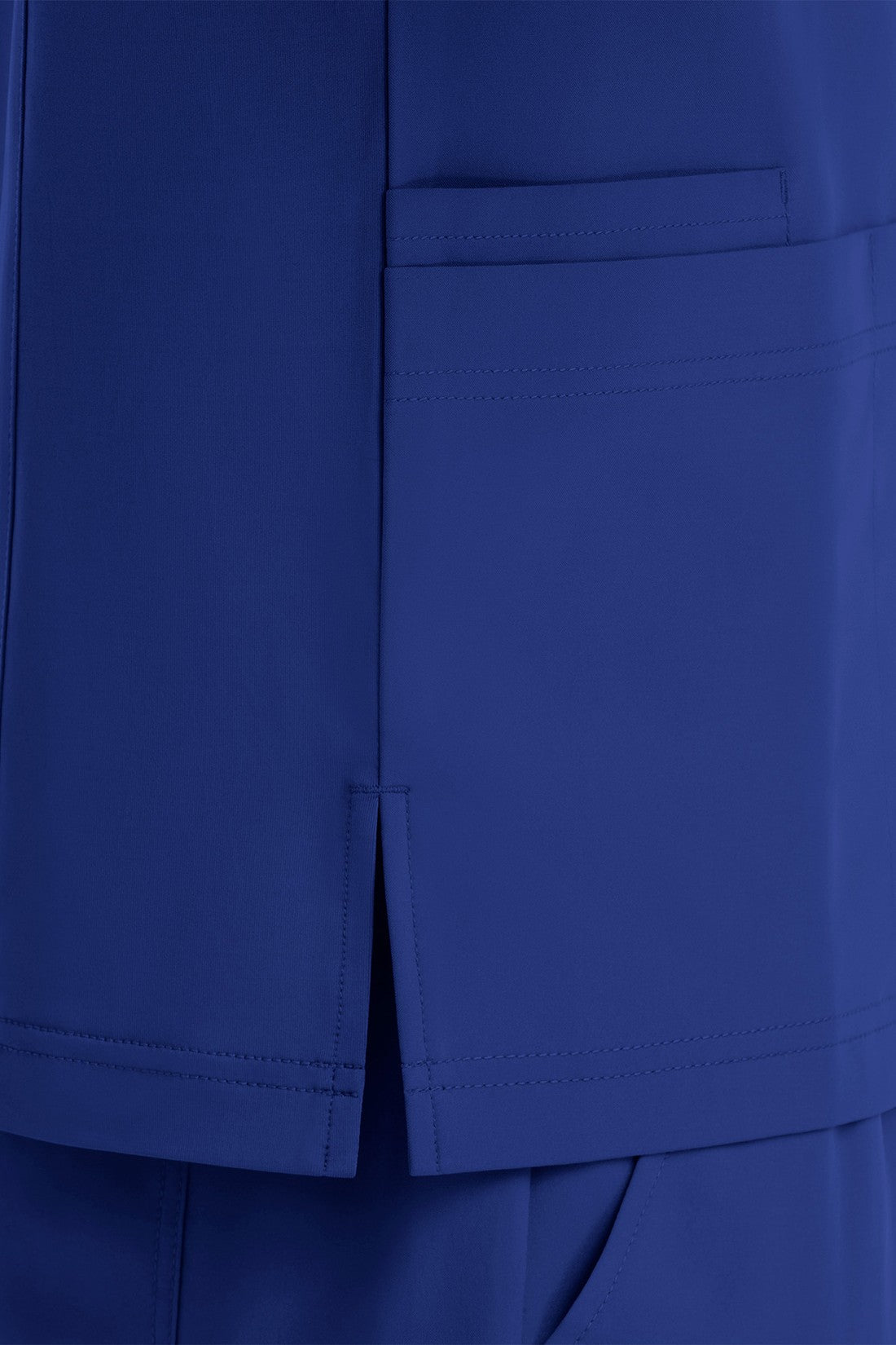 Top Clínico Hombre Momentum 5802 — Maevn — Azul galaxia — Detalle de bolsillo